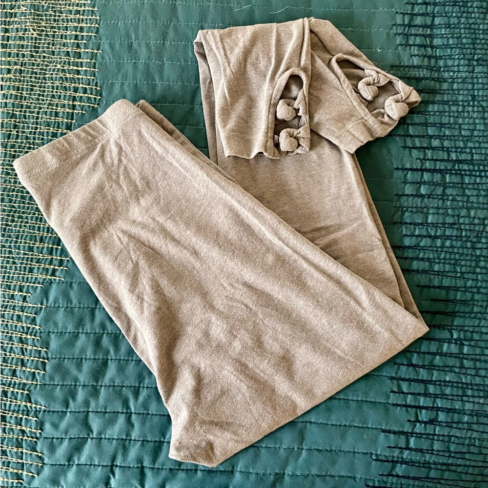 Adorable 🆕 light grey 🩶 leggings